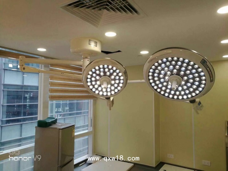 銷高質量LED定焦700/500無影燈吊式LED雙頭手術燈